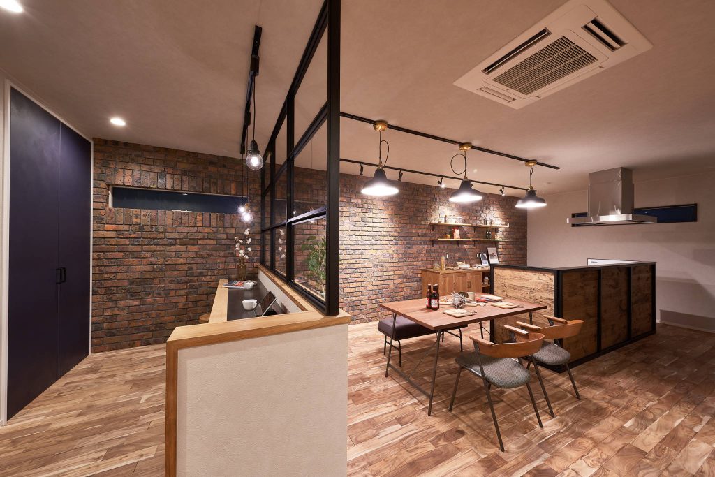 レンガ壁がアクセントのヴィンテージ家具が似合うブルックリンスタイルのお家