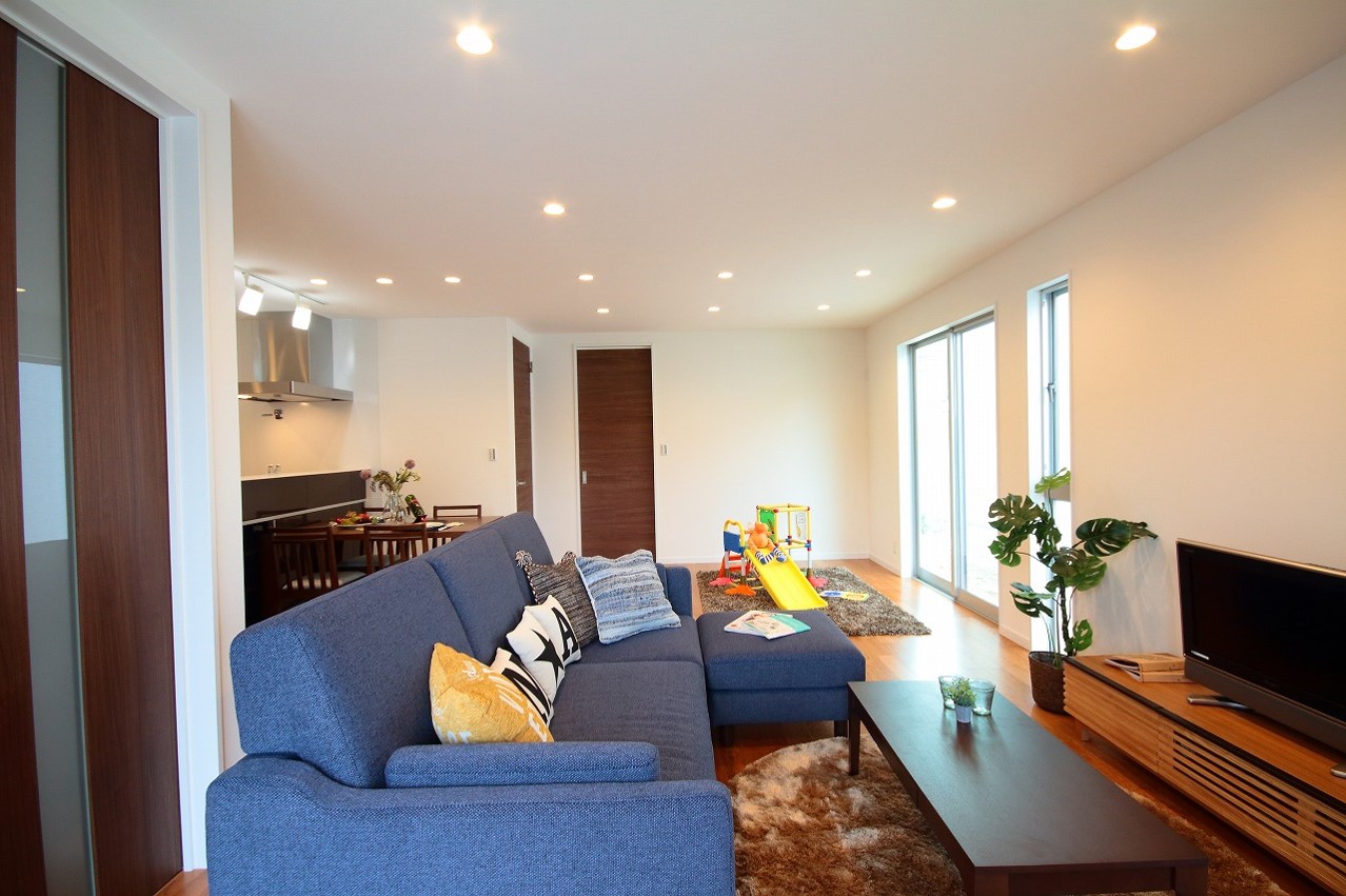 23帖のゆったりとしたリビングと太陽の光を多く取り込んだ明るい家