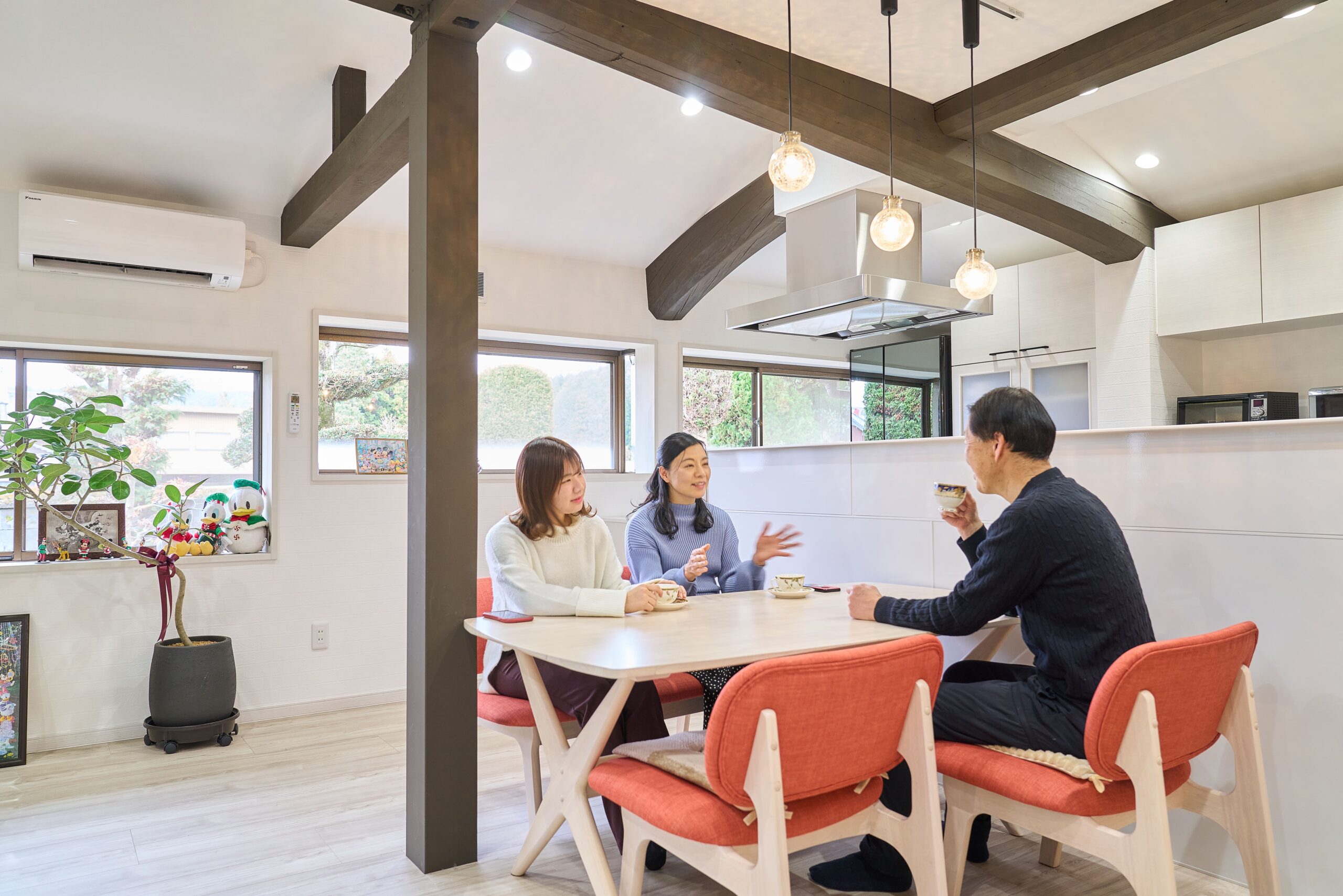 美しい梁が印象的な木のぬくもりを感じるリフォーム住宅