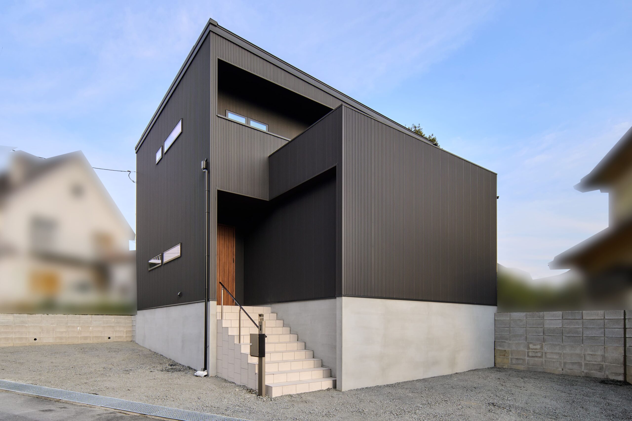 グレーとブルーで引き締めた、かっこよくてかわいいお家