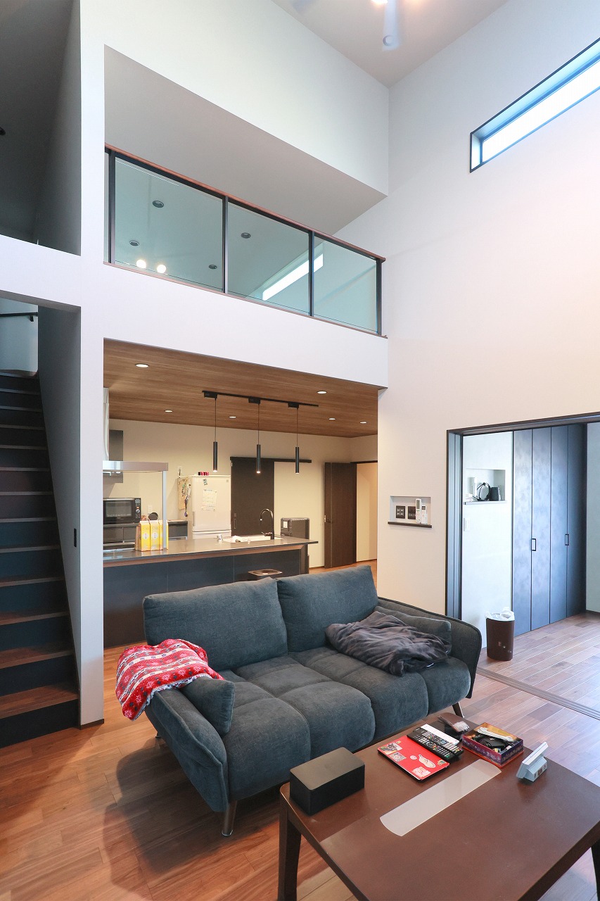 ロフトの見えるリビング